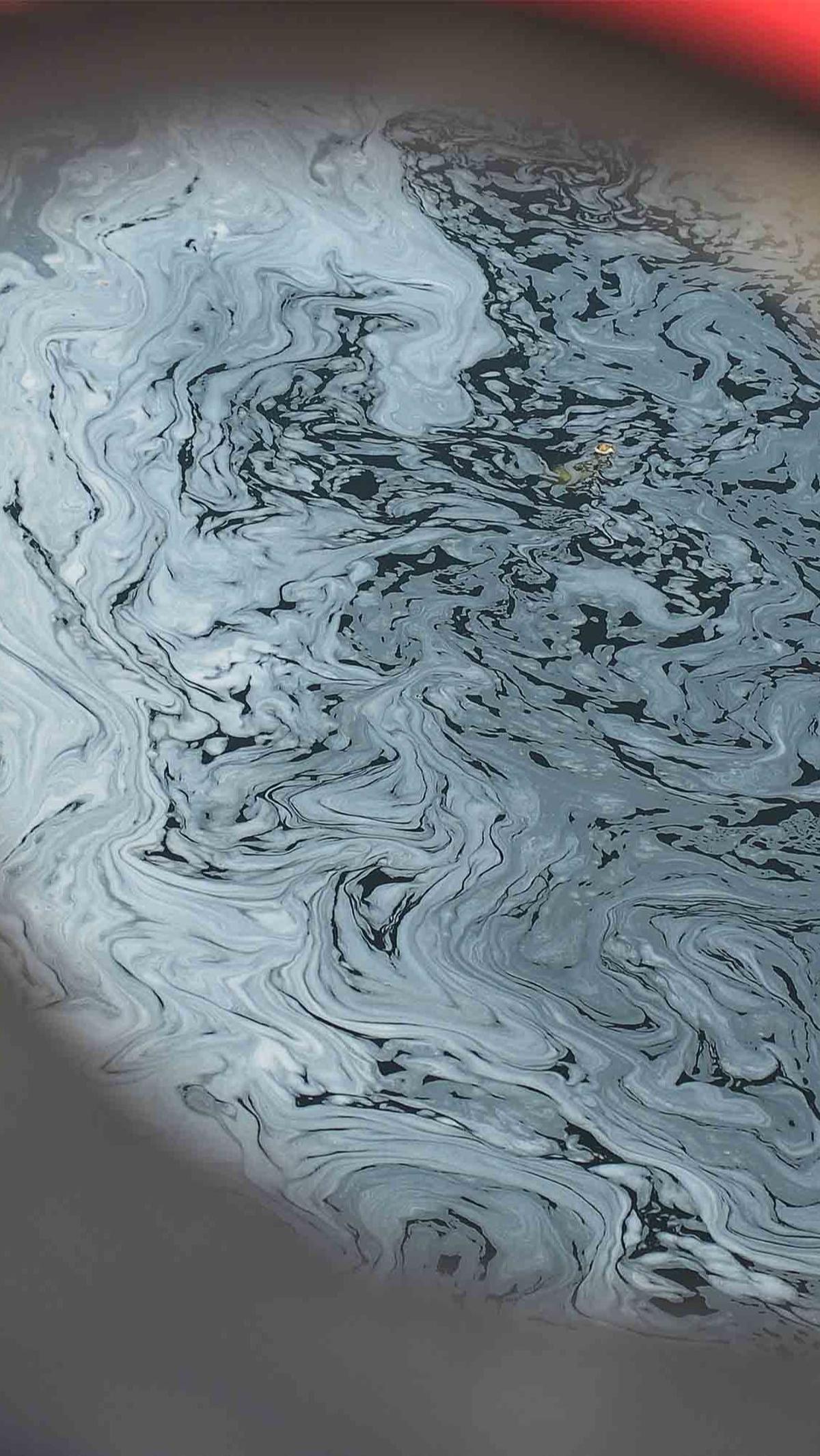 Karena itulah awal mula terbentuknya busa putih menyelimuti Kanal Banjir Timur.