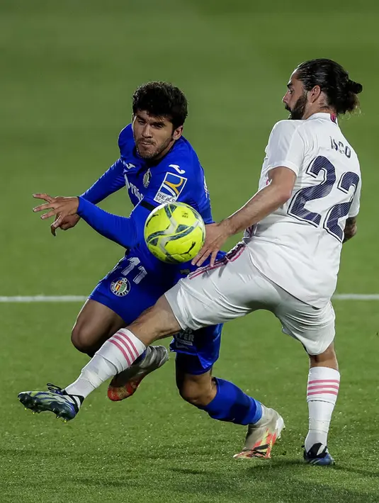 Pemain Real Madrid Isco (kanan) menghalau pemain Getafe Abdoulay Diaby pada pertandingan Liga Spanyol di Stadion Alfonso Perez, Getafe, Spanyol, Minggu (18/42021). Pertandingan berakhir dengan skor 0-0. (AP Photo/Manu Fernandez)