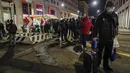 Giovanni Petazzi dengan bawaannya antre makanan gratis di truk makanan Progetto Arca di pusat kota Milan, Italia, 10 Desember 2020. Tidak ada tempat di Italia yang kemiskinan lebih jelas daripada di Lombardy, wilayah utara yang sempat menjadi episentrum penularan COVID-19. (AP Photo/Luca Bruno)