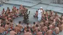 Namun pada tahun 1930an muncul seorang seniman bernama Wayan Limbak yang bekerja sama dengan seorang pelukis dari Jerman yang bernama Walter Spies yang mencoba mengembangkan tarian ini, Bali (31/8/2014) (Liputan6.com/Herman Zakaria)