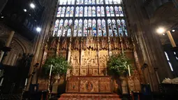 Tampilan altar Kapel St George untuk upacara pernikahan Pangeran Harry dan Meghan Markle di Kastil Windsor, Windsor, Inggris, Sabtu (19/5). Pangeran Harry dan Meghan Markle akan menikah pada 19 Mei 2018. (Danny Lawson/POOL/AFP)