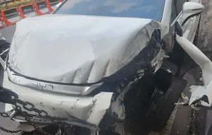 Mobil Listrik Tabrak Trotoar hingga Rusak Fasilitas Umum di Jaksel