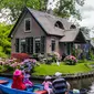 Giethoorn adalah nama sebuah desa yang terkenal karena keasriannya di Belanda.