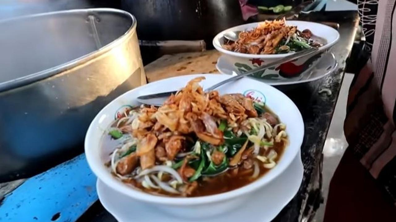 Dalam video, penjual mi kangkung bernama Saepudin itupun menunjukkan caranya dalam membuat hidangan langka tersebut.