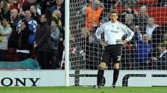 Hans-Jörg Butt, kiper yang bermain di Hamburg SV, Bayer Leverkusen dan juga Bayern Munchen tak hanya piawai menjaga gawang, ia juga ahli dalam eksekusi penalti. Total 26 gol telah tercipta dari titik 12 pas tersebut. Butt memutuskan untuk pensiun pa...