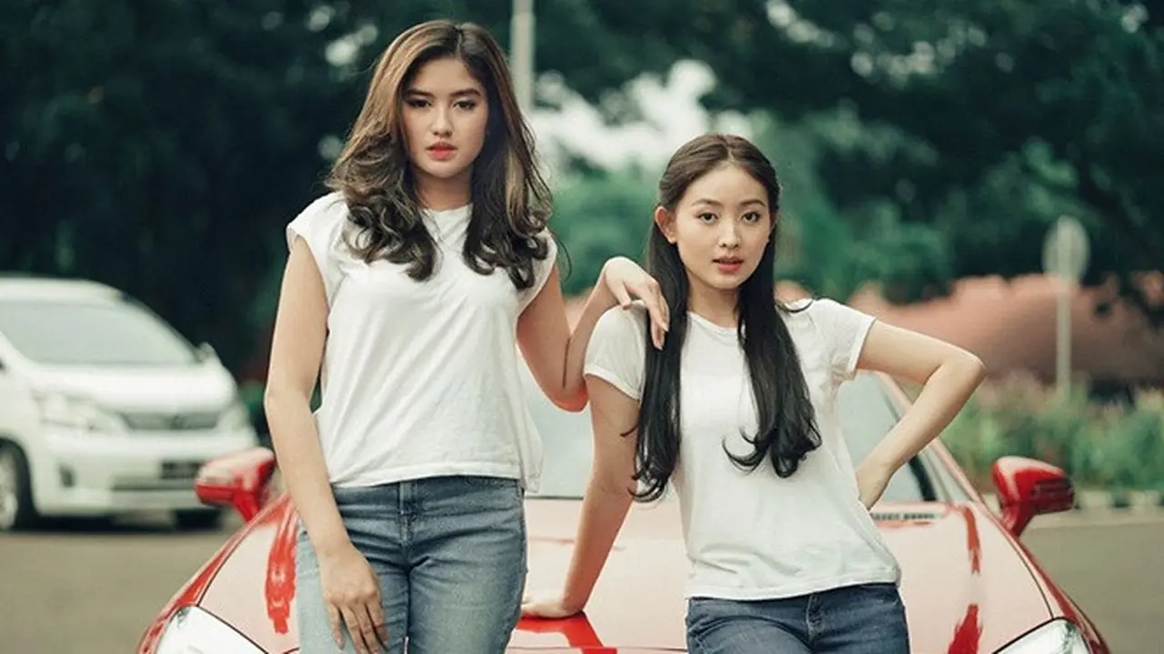 Adu Akting di Anak Band, Ini 7 Potret Keakraban Natasha Wilona dan Ochi Rosdiana