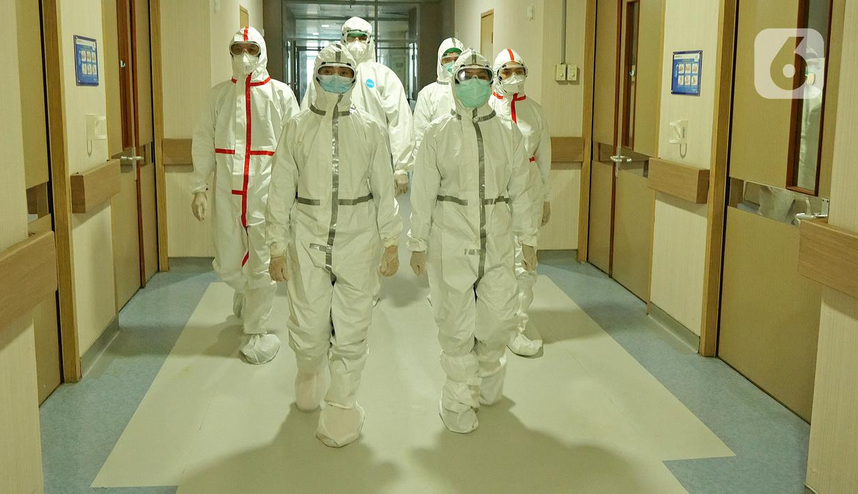 Petugas medis saat bersiap untuk melakukan tugas di RSPP, Jakarta, Rabu (28/10/2020). (Liputan6.com/Herman Zakharia)