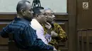 Anggota DPRD Sumut 2009-2014 Enda Mora Lubis, Abu Bokar Tambak dan M Yusuf Siregar (kanan ke kiri) jelang mengikuti sidang perdana di Pengadilan Tipikor, Jakarta, Rabu (20/2). Sidang beragenda mendengar pembacaan dakwaan. (Liputan6.com/Helmi Fithriansyah)