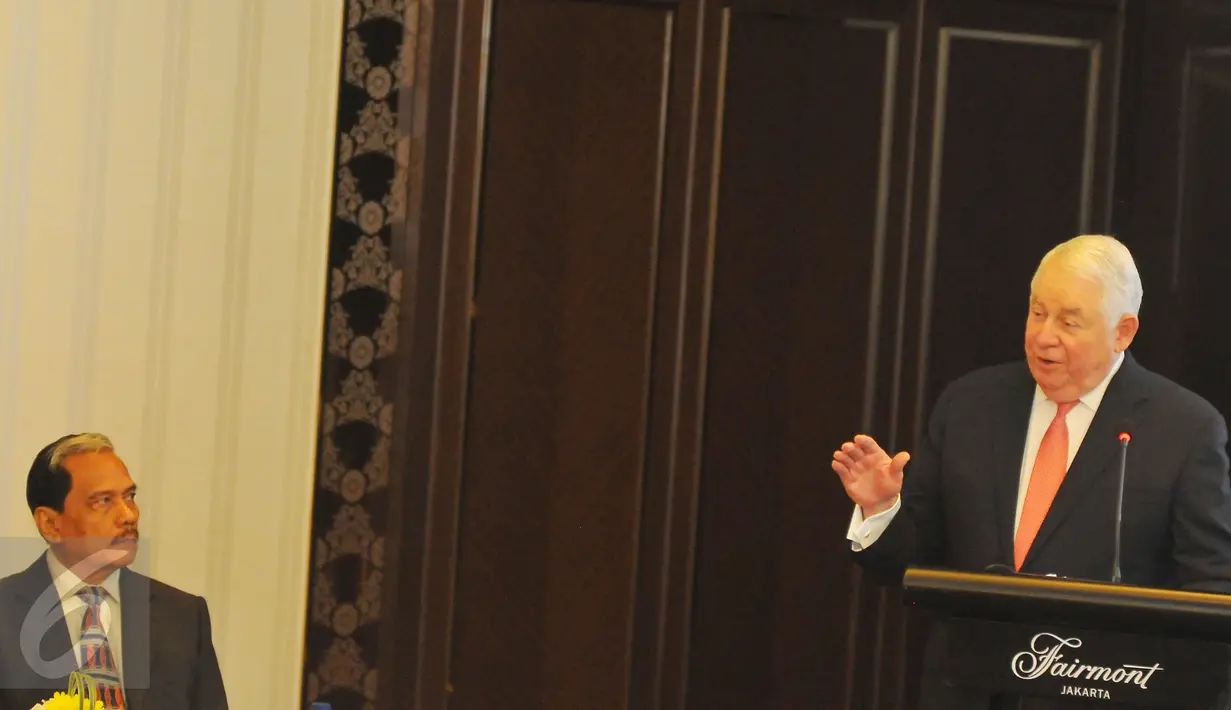 President dan CEO Freeport-McMoRan Inc Richard C. Adkerson (kanan) didampingi mantan Direktur Utama (Dirut) PT Freeport Indonesia Chappy Hakim saat memberikan keterangan kepada media di Jakarta, Senin (20/2). (Liputan6.com/Angga Yuniar)