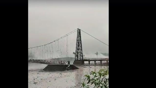 Jembatan gantung Kali Regoyo Lumajang putus diterjang banjir lahar dingin Semeru. (Istimewa)