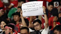 Suporter timnas Indonesia membentang tulisan berisi pesan usai menyaksikan laga timnas Indonesia melawan Thailand pada lanjutan kualifikasi Grup A Piala AFF 2022 di Stadion Utama Gelora Bung Karno, Jakarta, Kamis (29/12/2022). Laga berakhir imbang 1-1 meski Indonesia sempat unggul lewat gol yang dicetak Marc Anthony Klok lewat titik putih. (Liputan6.com/Helmi Fithriansyah)