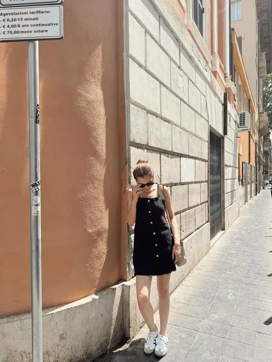 Aaliyah Massaid juga sempat menampilkan dirinya dengan ciri khasnya yang simpel. Aaliyah mengenakan mini dress tanpa lengan, dipadunya dengan tas Hermes cokelat, sunglasses, dan sneakers putih. [Foto: Instagram/aaliyah.massaid]