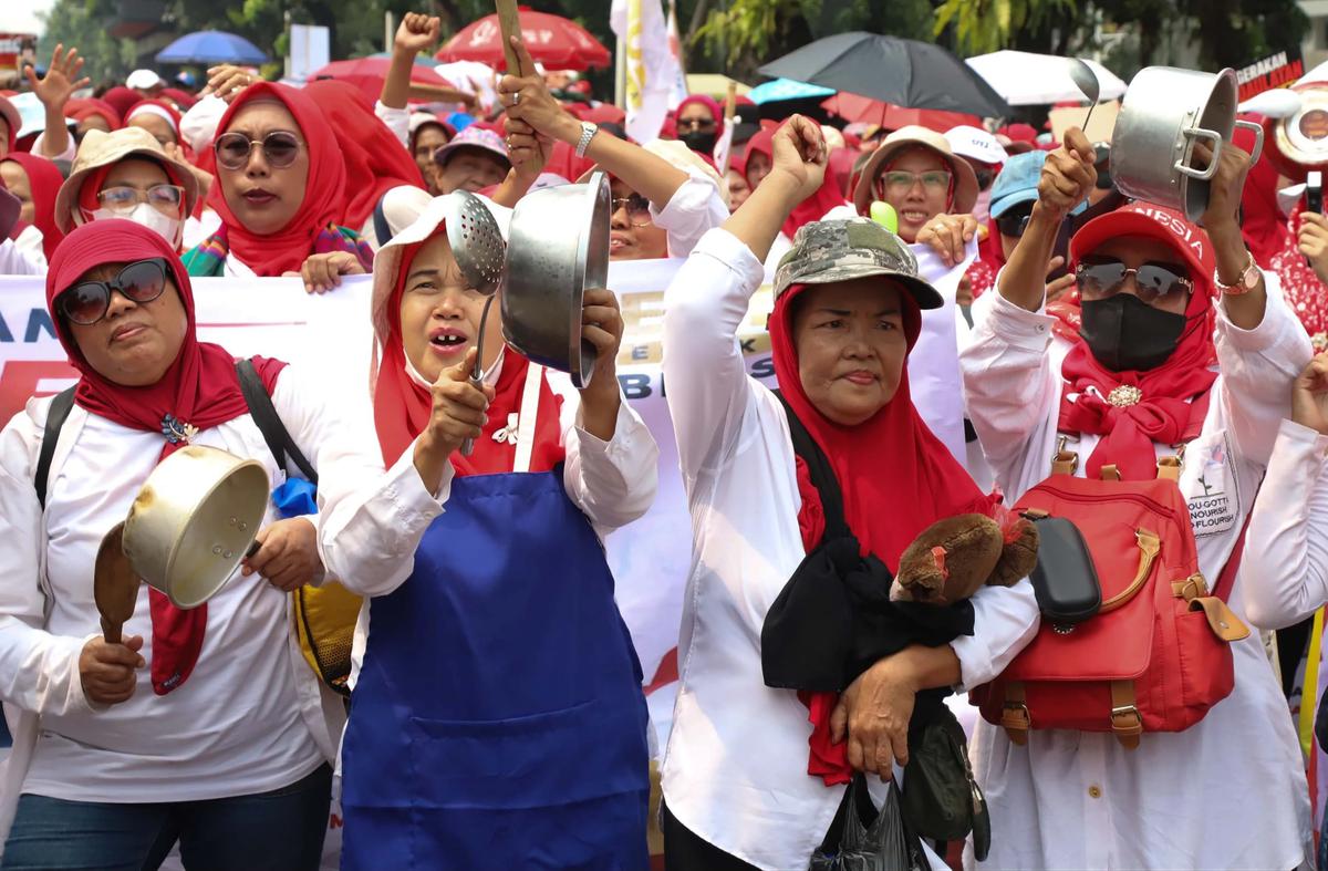FOTO:  Aksi  Unjuk Rasa di Patung Kuda Dukung Kelanjutan Program Makan Bergizi Gratis