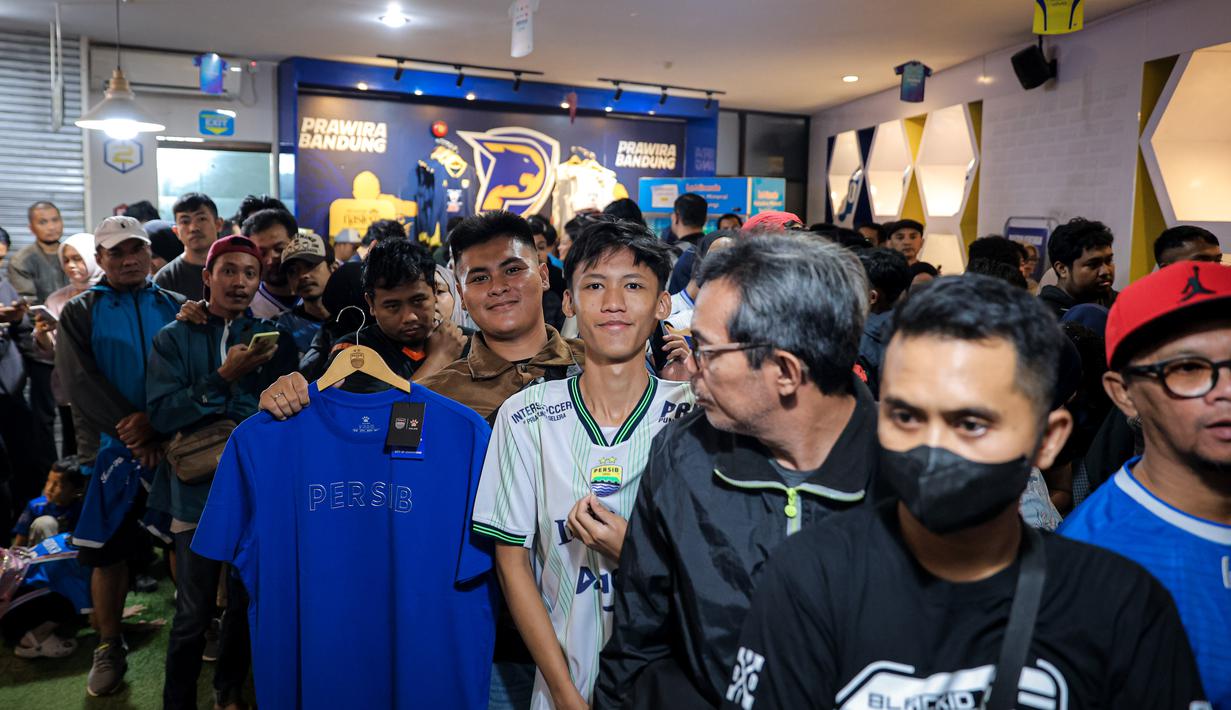 Suporter tim Maung Bandung memadati Persib Store di Kota Bandung, Jawa Barat, Sabtu (23/5/2026). (Bola.com/Bagaskara Lazuardi)