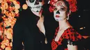 Bunga Citra Lestari (BCL) dan sang suami, Tiko Aryawardhana, memukau dengan penampilan mereka yang elegan dan autentik saat merayakan Halloween dengan tema Dia de los Muertos, sebuah tradisi budaya dari Meksiko.  [@itsmebcl].
