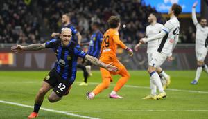 Pemain Inter Milan, Federico Dimarco, melakukan selebrasi setelah mencetak gol ke gawang Atalanta pada laga Liga Italia di Stadion Giuseppe Meazza, Kamis (29/02/2024). Inter menang empat gol tanpa balas. (AP Photo/Antonio Calanni)