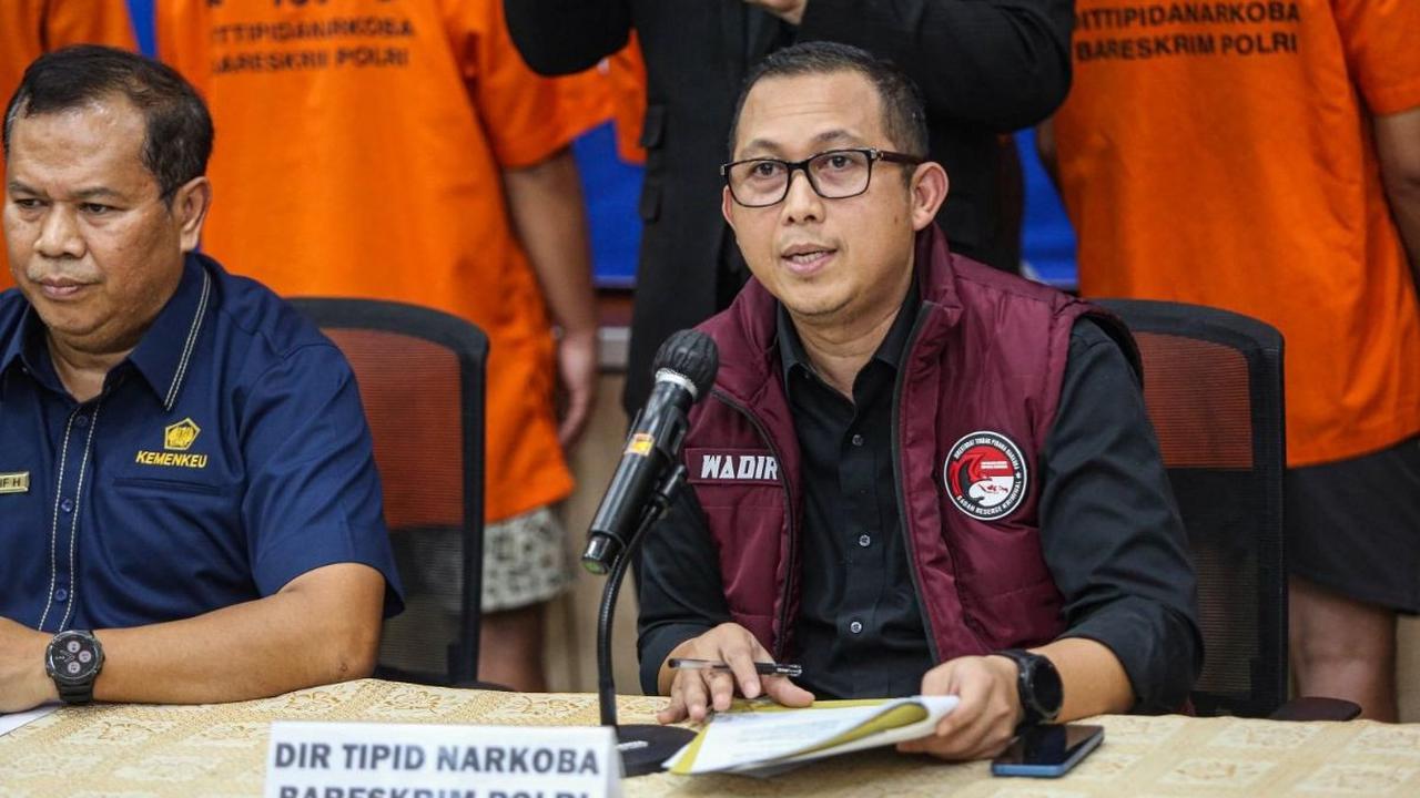 "Intinya kerugian negara secara langsung tidak ada, karena sifatnya itu adalah barang-barang kiriman biasa. Tetapi kerugian yang sifatnya adalah barang-barang narkotika yang masuk,"<br>