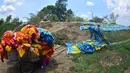 Warga mengangkut kain pantai dengan gerobak usai dijemur di bantaran sungai di Desa Mojolaban , Kabupaten Sukoharjo, Jawa Tengah, Rabu (25/10). (Liputan6.com/Gholib)