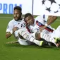 Pemain Paris Saint-Germain Neymar (kiri) bersama Kylian Mbappe merayakan gol rekan mereka Eric Maxim Choupo-Moting ke gawang Atalanta pada pertandingan perempat final Liga Champions di Luz Stadium, Lisbon, Portugal, Rabu (12/8/2020).Paris Saint-Germain menang 2-1. (David Ramos/Pool Photo via AP)