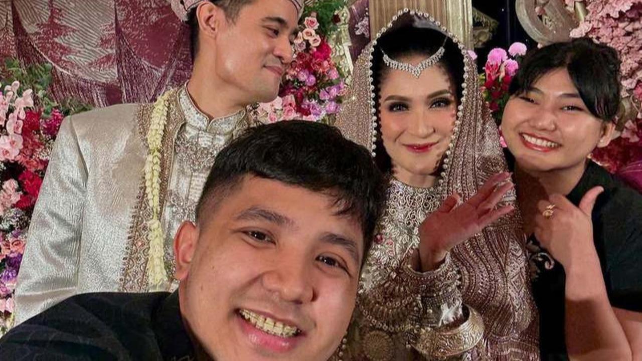 8 Potret Ganteng Jirayut Kondangan 2 Hari Berturut-turut, Gagah Pakai Batik Ditemani Wanita Cantik