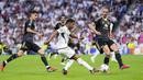 Bek Union Berlin, Leonardo Bonucci, berusaha mengantisipasi pergerakan dan tendangan pemain Real Madrid, Rodrygo, dalam matchday 1 Grup C Liga Champions 2023/2024, di Stadion Santiago Bernabeu, Madrid, Rabu (20/9/2023). (AP Photo/Manu Fernandez)