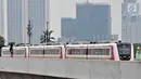 Rangkaian kereta ringan atau LRT rute Kelapa Gading-Velodrome melakukan uji coba, Jakarta, Senin (25/2). Ditundanya jadwal beroperasi LRT Kelapa Gading-Velodrome dikarenakan belum selesainya pembangunan signal dan depo. (Merdeka.com/Iqbal S Nugroho)