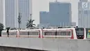 Rangkaian kereta ringan atau LRT rute Kelapa Gading-Velodrome melakukan uji coba, Jakarta, Senin (25/2). Ditundanya jadwal beroperasi LRT Kelapa Gading-Velodrome dikarenakan belum selesainya pembangunan signal dan depo. (Merdeka.com/Iqbal S Nugroho)