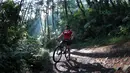 Andhina Ayuningtyas adalah atlet Mountain Bike (MTB) dan Trail Run yang lahir pada 20 Mei 1988 saat melakukan sesi foto Bogor, Jawa Barat, (2/3/2018). (Bola.com/Nick Hanoatubun)