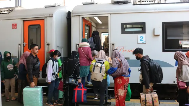 Para penumpang bersiap naik ke dalam kereta api pada libur Natal 2023 di Stasiun Jember (Istimewa)