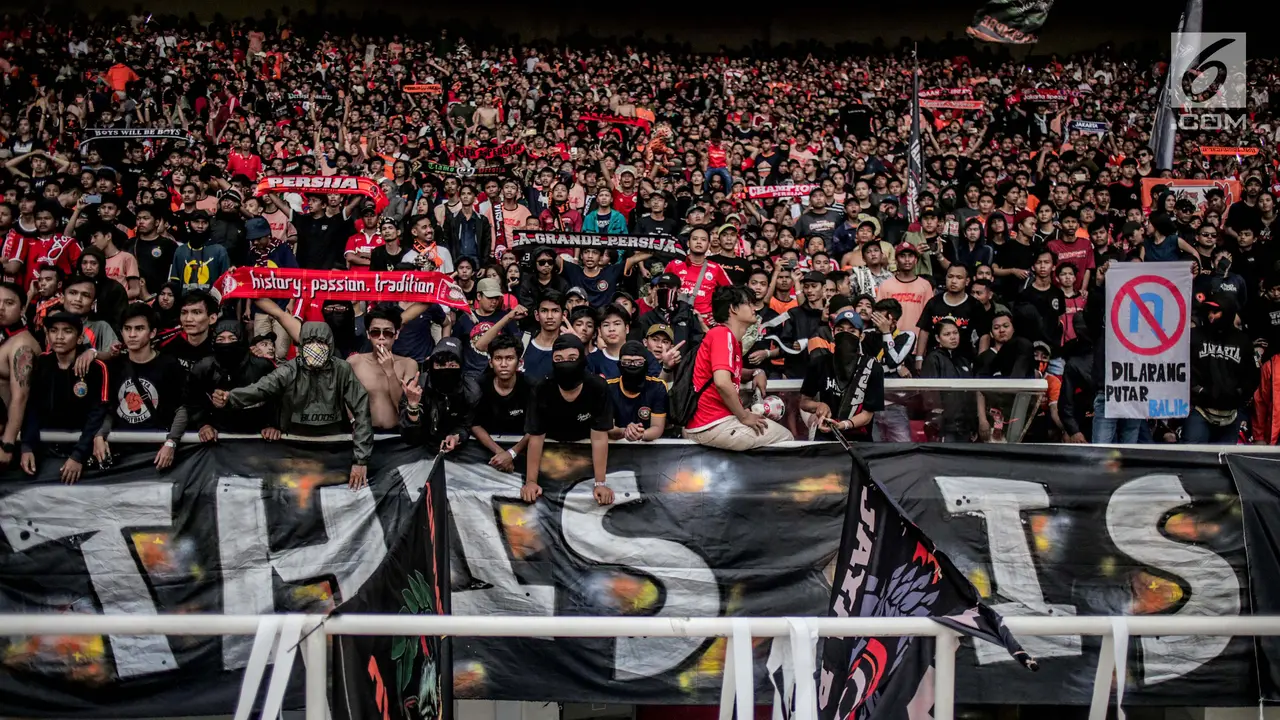 Suporter Rusak Pagar Pembatas Tribun Penonton SUGBK