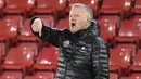 Manajer Sheffield United, Chris Wilder, memberi instruksi kepada para pemainnya dalam laga lanjutan Liga Inggris pekan ke-13 melawan Manchester United di Bramall Lane, Sheffield, Kamis (17/12/2020). Sheffield United kalah 2-3 dari Manchester United. (AFP/Peter Powell/Pool)