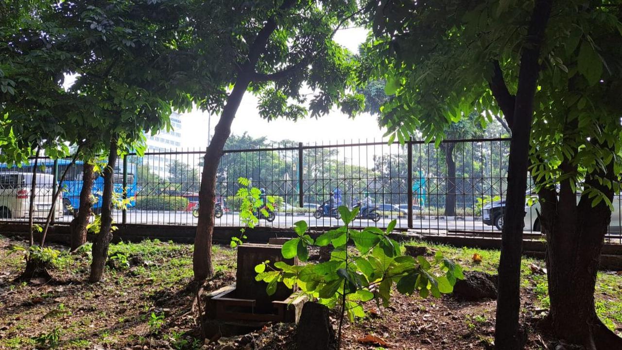 "Pagar taman kan rusak, sekarang diperbaiki, dibangun. Saya bilang, kita mau park atau garden, taman itu miniatur mau dilihat atau mau dimanfaatkan oleh warga. Mau dimanfaatkan oleh warga harus dijaga konsekuensinya. Tapi kalau enggak dimanfaatkan ya haru