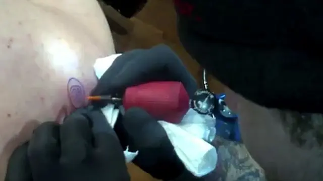 Nge-fans Berat, Pria Ini Tato Tubuhnya dengan BlackBerry 10