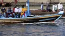 Orang-orang naik perahu di suaka margasatwa Ras Al-Khor dekat kawasan tua kota Teluk Dubai (6/1/2021). Terletak di Tanjung Sungai (Ras Al Khor), wilayah ini merupakan salah satu wilayah urban terlindungi di dunia. (AFP/Karim Sahib)