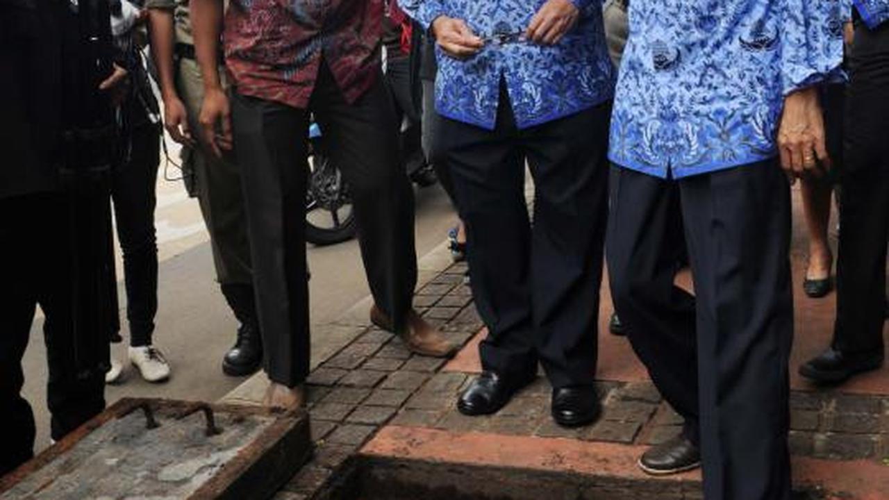 Berseragam Korpri, Jokowi nekat masuk ke gorong-gorong 
