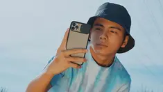 Pria asal Surabaya ini memang dikenal punya gaya busana yang kekinian. Di berbagai kesempatan, Brandon De Angelo kerap tampil dengan gaya kasual dan mengenakan topi. Penampilannya pun terlihat makin keren.(Liputan6.com/IG/@brandon_lilhero)