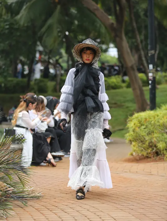 Model memamerkan busana koleksi Asmara by Barli Asmara di Taman Ayodya, Kebayoran Baru, Jakarta Selatan, pada Rabu (20/11/2019). (Adrian Putra/Fimela.com)
