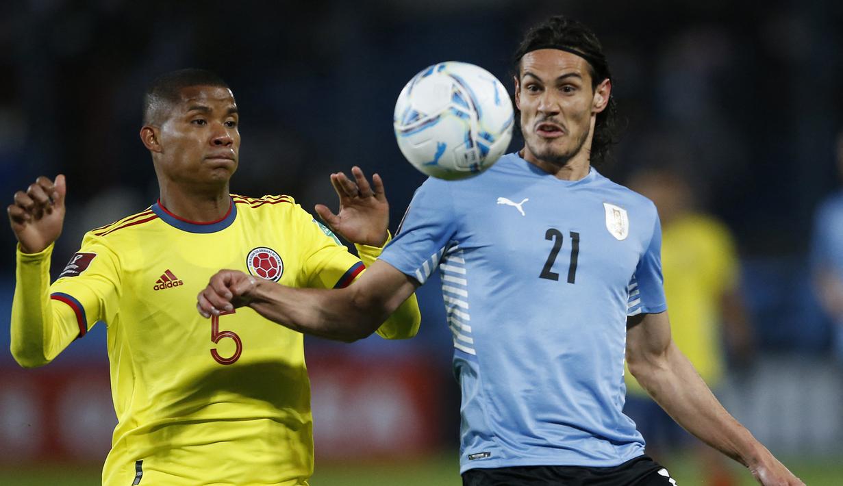 Edinson Cavani. Striker Uruguay yang mulai kehilangan tempat di tim utama Manchester United di musim keduanya ini telah mencetak 53 gol dari 126 laga bersama Timnas Uruguay. Ia hanya berselisih dua gol dengan top skor Timnas Uruguay, Luis Suarez yang telah mencetak 128 gol. (AFP/Pool/Andres Cuenca)