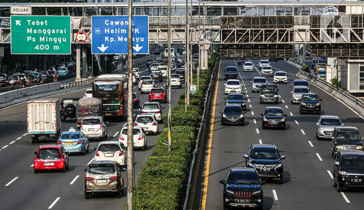 Suasana lalu lintas di Tol Dalam Kota dan Jalan Gatot Subroto, Jakarta, yang macet pada Selasa (19/5/2020). Meski masa pembatasan sosial berskala besar (PSBB) masih berlangsung, kemacetan lalu lintas masih terjadi di Ibu Kota. (Liputan6.com/Faizal Fanani)