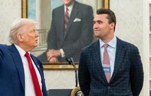 Cerita Saksi Mata Usai Peluru Tembus Tubuh Charlie Kirk: Darah Seperti Air Mancur Keluar dari Lehernya