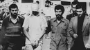 Seorang sandera dibawa saat kelompok radikal menyerbu Kedutaan Besar AS di Teheran, Iran, 9 November 1979. Melalui referendum nasional, Iran menjadi Republik Islam pada 1 April 1979. (AP Photo, File)