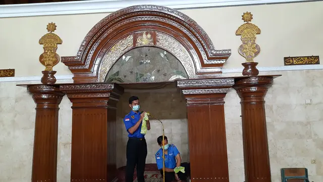 Membersihkan Masjid Untuk Cegah Penularan Corona