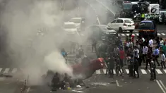 Kru mengambil gambar dari sebuah adegan saat proses syuting film dokumenter di kawasan Sarinah, Jalan MH Thamrin, Jakarta Pusat, Sabtu (14/4). Untuk keperluan syuting itu, sebagian ruas jalan MH Thamrin ditutup untuk sementara. (Merdeka.com/Imam Buhori)