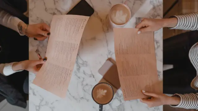 Kebiasaan Membaca Menu Berkali-kali Sebelum Memesan Makanan