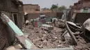 Seorang pria membersihkan puing-puing rumah yang terkena serangan dalam pertempuran baru-baru ini di Khartoum, Sudan, Selasa, 25 April 2023. (AP Photo/Marwan Ali)