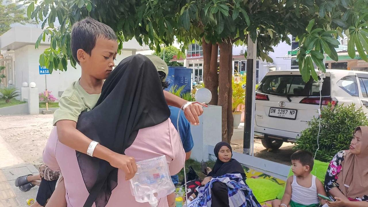 FOTO: Pasien Rumah Sakit  Dievakuasi Usai Gempa Kuat Guncang Palu