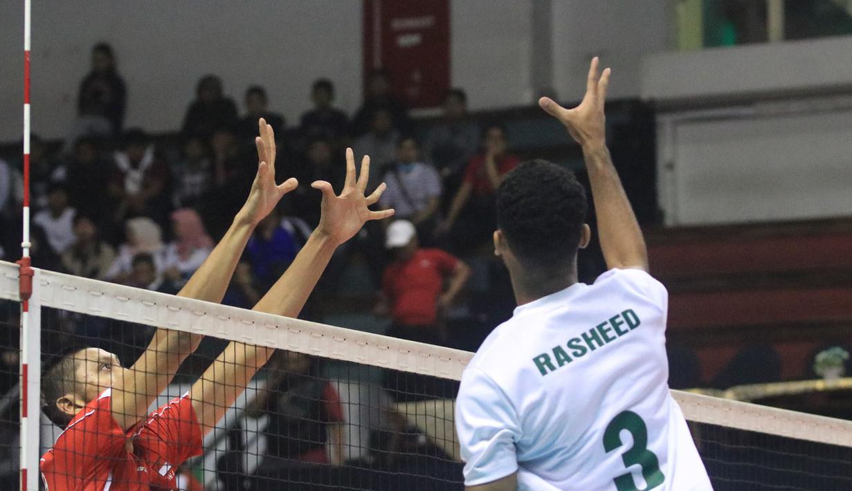 <p>Pemain Timnas Voli putra Indonesia U-20, Dawuda Alaihi Massalam (kiri) berusaha menbendung bola drop yang dilepaskan pemain Arab Saudi, Rasheed pada laga Grup A Kejuaraan Bola Voli Asia Putra AVC U-20 2024 di Jawa Pos Arena, Surabaya, Rabu, 24 Juli 2024. (Dok. PBVSI)</p>
