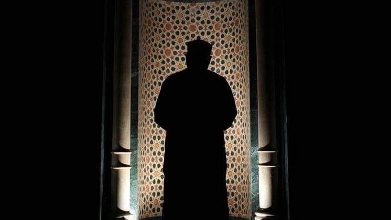 Sebagai umat Islam, Anda pasti sudah tahu bahwa rukun iman yang pertama adalah iman kepada Allah. Namun, iman tanpa mengenal Allah juga belum cukup. Tapi, bagaimana cara kita mengenal Allah?