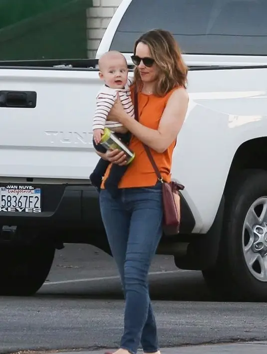 Meski demikian, paparazzi berhasil mengungkap wajah menggemaskan anak Rachel bersama dengan kekasihnya Jamie Linden. (STEFAN / BACKGRID/HollywoodLife)