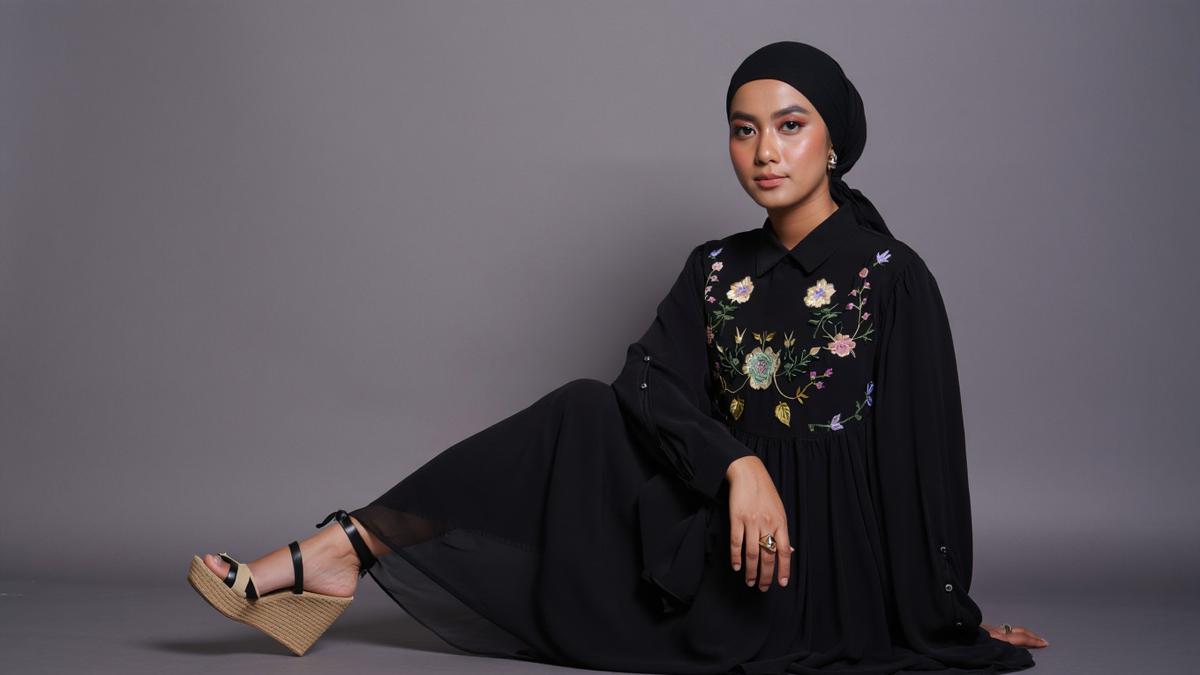 8 Model Gamis Hitam Bordir Bunga Gaya Kasual 2025, Stylish untuk Hangout hingga Acara Santai